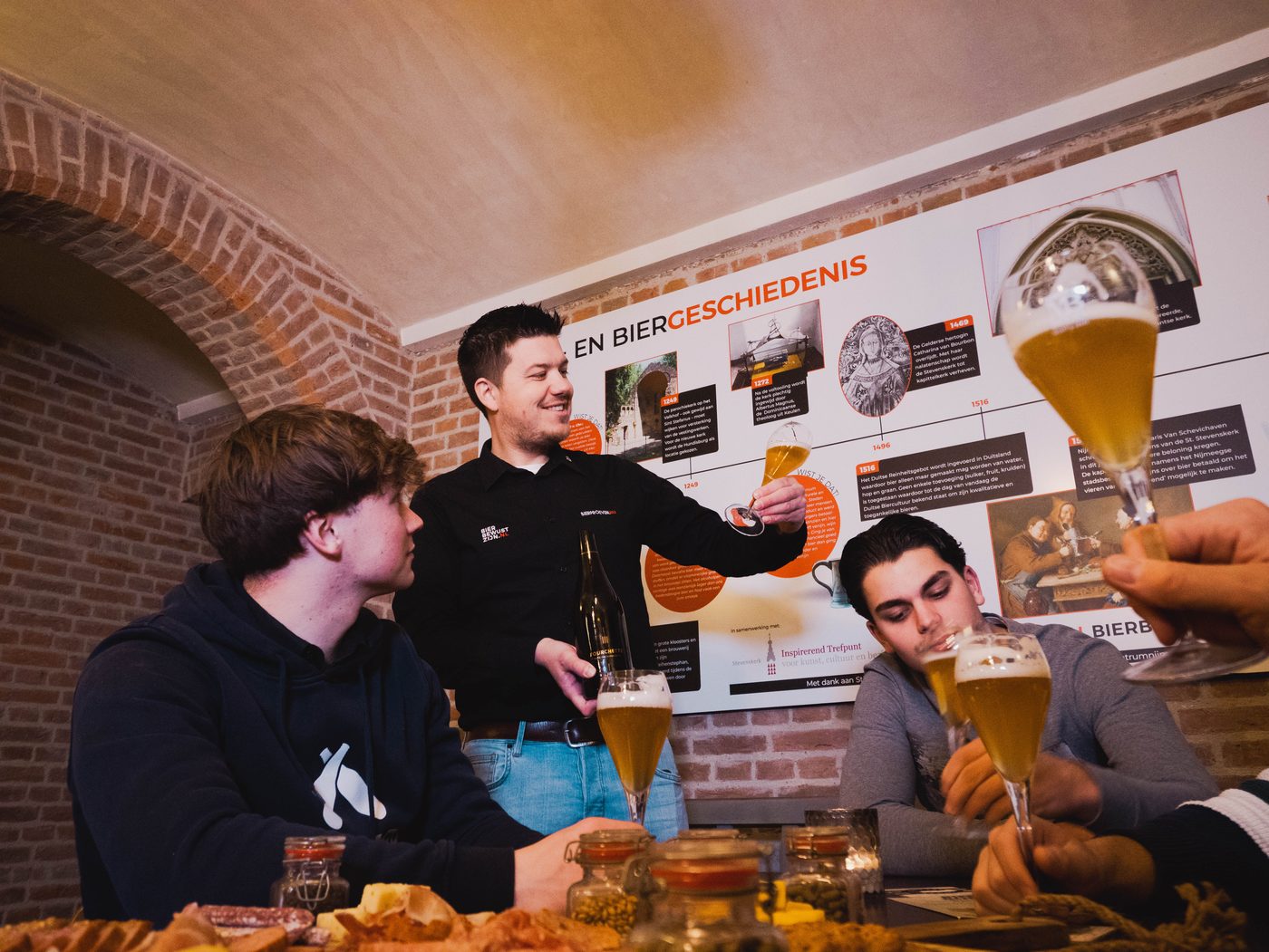 Proeven en vertellen in de Bierkelder